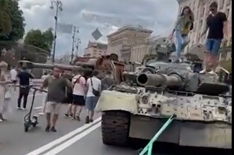 blindate si tancuri rusesti capturate de ucraineni, expuse pe strazile din Kiev, Foto: Captura video