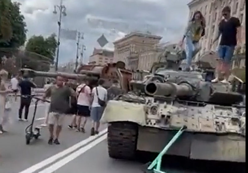 blindate si tancuri rusesti capturate de ucraineni, expuse pe strazile din Kiev, Foto: Captura video