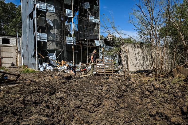 Un crater dupa un atac cu rachete al rușilor în apropiere de Harkiv, Foto: SERGEY BOBOK / AFP / Profimedia