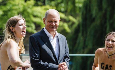 Protest topless lângă Scholz, Foto: Profimedia Images