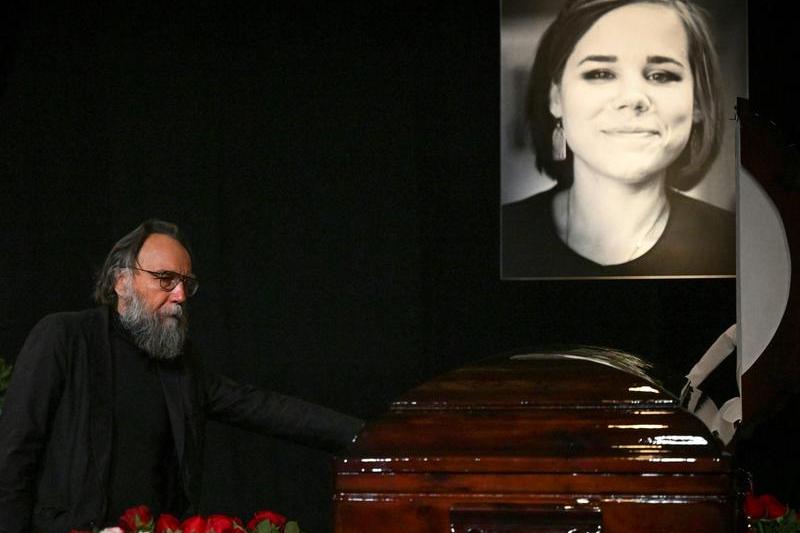 Ideologul rus Aleksandr Dughin participă la o ceremonie în cinstea fiicei sale Daria Dughina, care a fost ucisă în explozia unei mașini capcană săptămâna trecută, Foto: Kirill KUDRYAVTSEV / AFP / Profimedia