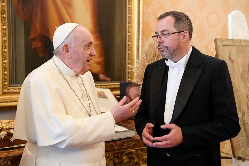 Ambasadorul Ucrainei pe lângă Sfântul Scaun, Andrii Yurash, și Papa Francisc, Foto: VATICAN MEDIA / ipa-agenc / Sipa Press / Profimedia