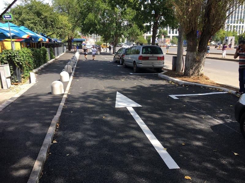 Parcare amenajata în locul trotuarului, Foto: Hotnews