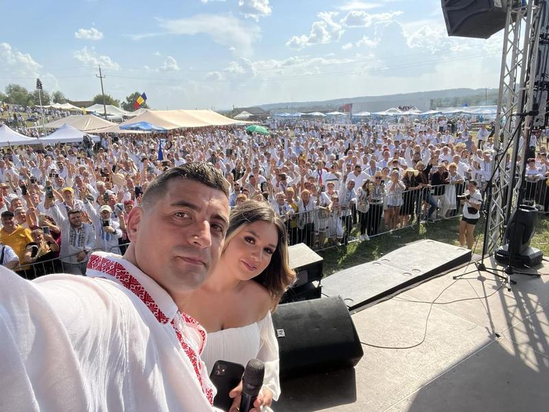 George Simion cu soția pe scena, Foto: Hotnews
