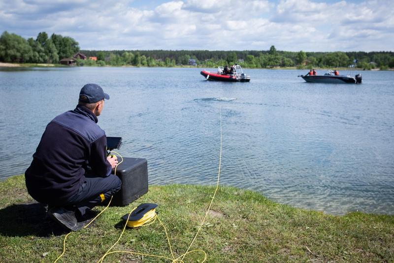 Operațiune de deminare cu o drona subacvatică pe un lac din Horenka, o localitate de lângă Kiev, Foto: SOPA Images / ddp USA / Profimedia