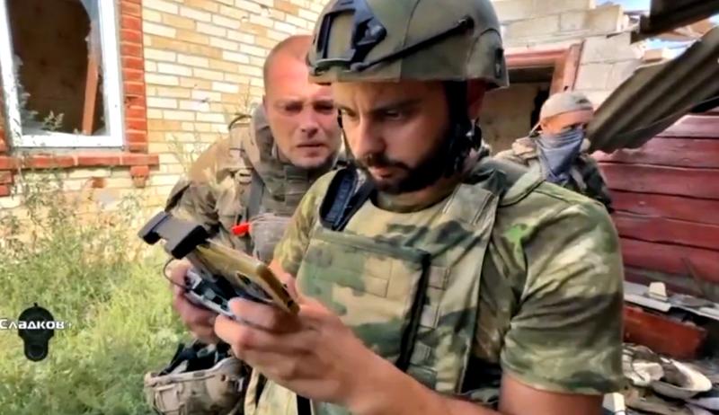 Soldati rusi care opereaza o drona, Foto: Captura video