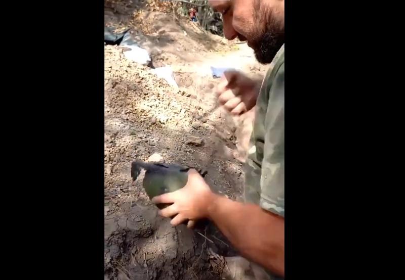 Militar ucrainean, ia la pumni o casca de protectie ruseasca, Foto: Captura video