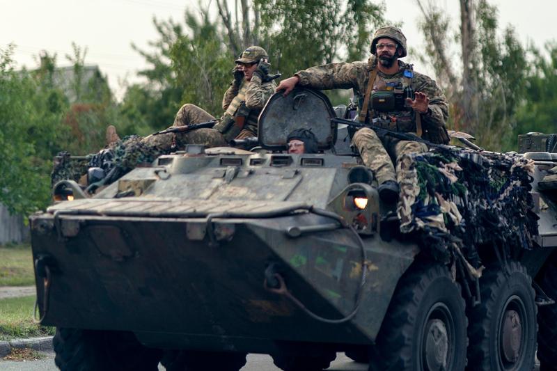 Militari ucraineni pe un transportor blindat - Război în Ucraina, Foto: David Goldman / AP - The Associated Press / Profimedia