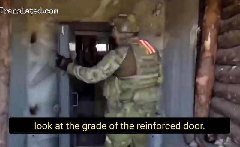 Un militar rus admira o fortificatie ucraineana, Foto: Captura video