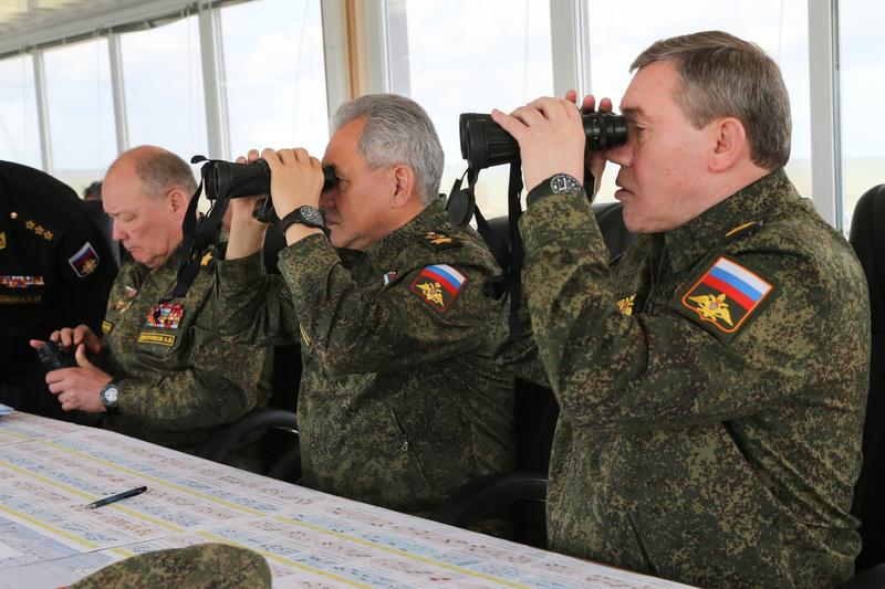 Serghei Soigu alaturi de generalul Valeri Gherasimov, seful Statului Major al Rusiei, Foto: Vadim Savitsky / TASS / Profimedia Images