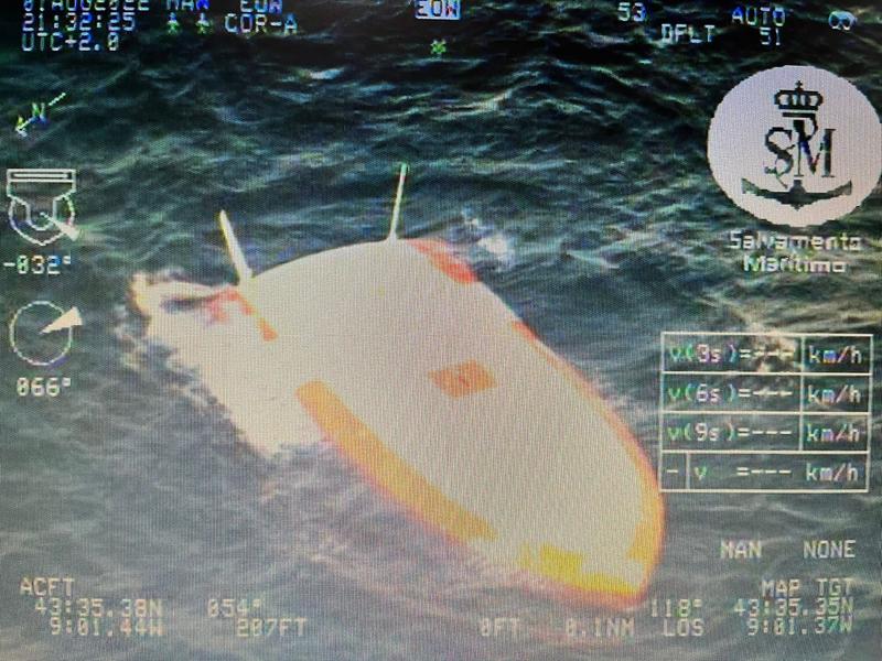 Barca răsturnată în apele Oceanului Atlantic, Foto: Paza de coastă din Spania