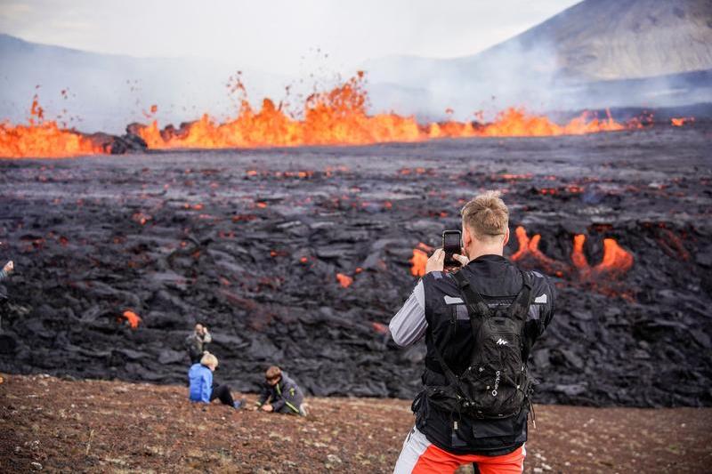 Turiștii au făcut poze în zona în care s-a produs o nouă erupţie vulcanică în Islanda, Foto: Marco Di Marco / AP / Profimedia