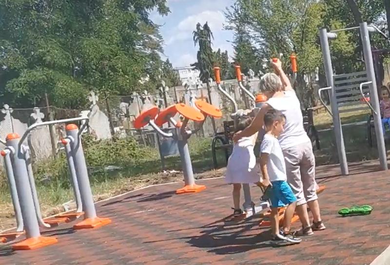 Spațiu de mobilitate pentru pensionari, construit lângă cimitir, Foto: Captura video