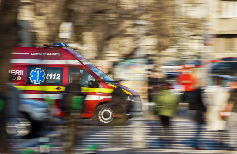 Două persoane au ajuns la spital după ce mai multe geamuri au căzut peste ele, într-un supermarket din Bucureşti