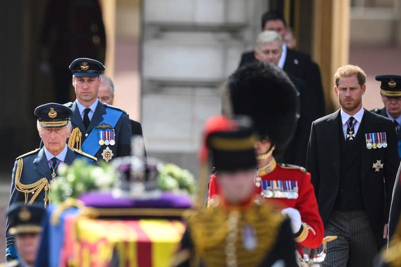 Regele Charles și prinții William și Harry, în spatele sicriului reginei Elisabetei a II-a, Foto: Daniel Leal / AP / Profimedia