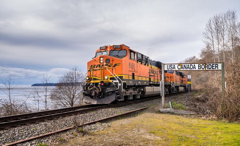 Tren de marfa la granita dintre SUA si Canada, Foto: Illuminaphoto, Dreamstime.com