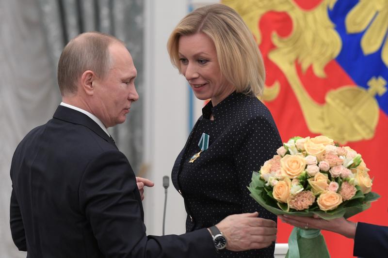 Vladimir Putin alaturi de Maria Zaharova, purtatoarea de cuvant a ministerului rus de Externe, Foto: Grigory Sysoev / Sputnik / Profimedia