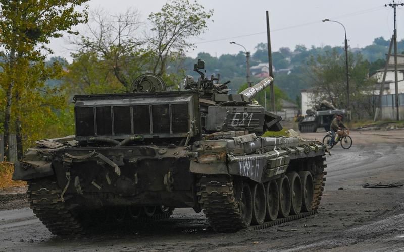 Un tanc abandonat de ruși în orașul Izium, Foto: Juan BARRETO / AFP / Profimedia