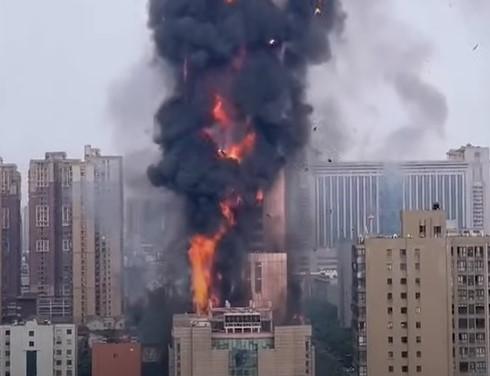 Incendiu la un zgarie-nori in China, Foto: captura tv