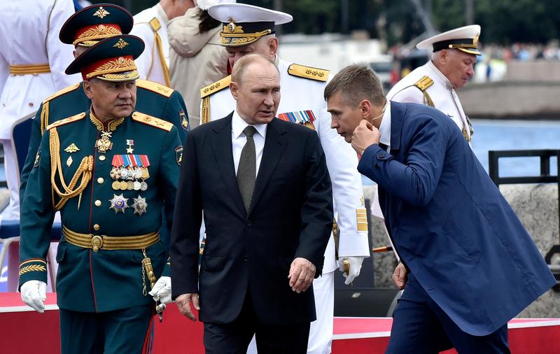 Vladimir Putin alaturi de ministrul sau al Apararii, Serghei Soigu, Foto: Olga Maltseva / AFP / Profimedia Images