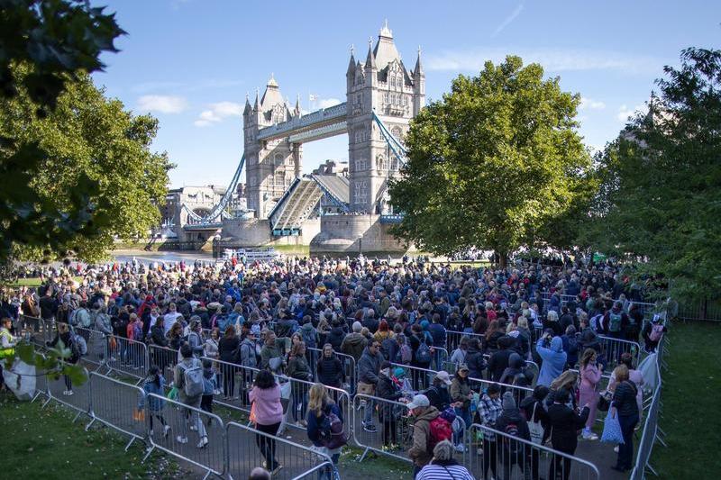 Britanicii stau la o coadă imensă pentru a aduce un omagiu reginei Elisabeta a II-a, Foto: George Cracknell Wright/LNP / Shutterstock Editorial / Profimedia