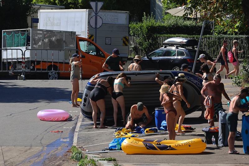 Locuitori din Berna, Elvetia, se plimba cu barci gonflabile pe laul Aare, Foto: BACKGRID / Backgrid UK / Profimedia