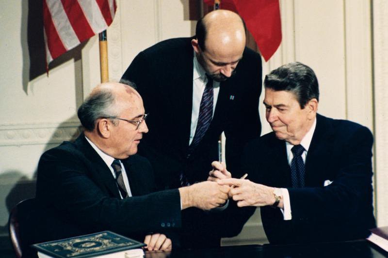 Președintele american Ronald Reagan, liderul sovietic Mihail Gorbaciov și traducătorul lui, Pavel Palazhchenko la 8 decembrie 1987, Foto: Bob Daugherty / AP / Profimedia