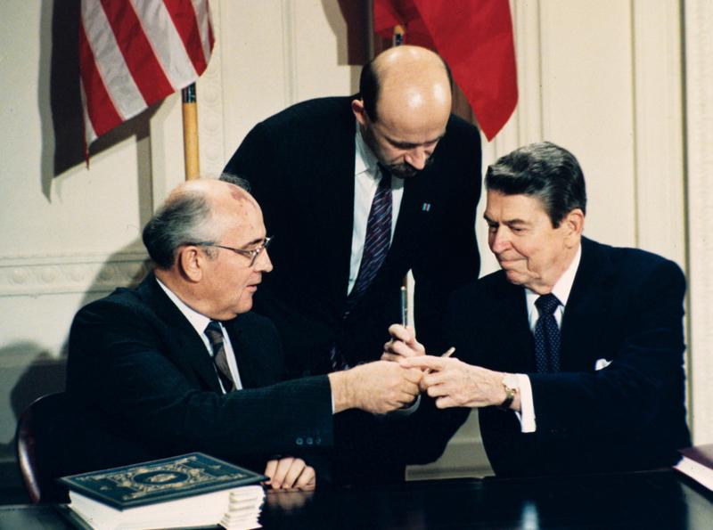 Președintele american Ronald Reagan, liderul sovietic Mihail Gorbaciov și traducătorul lui, Pavel Palazhchenko la 8 decembrie 1987, Foto: Bob Daugherty / AP / Profimedia
