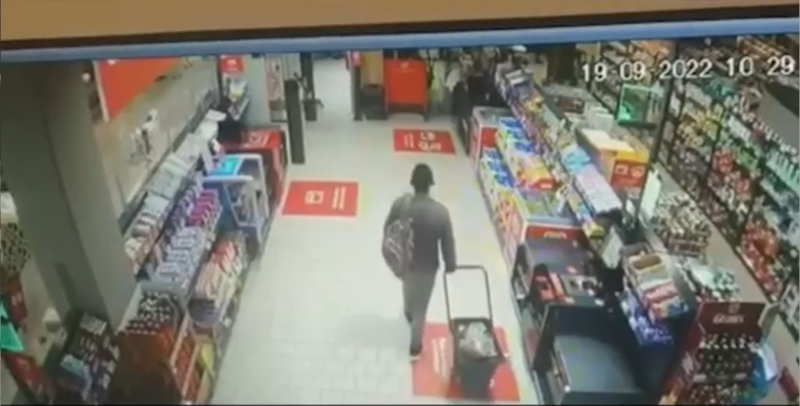Cum a incercat un barbat sa iasa cu cosul plin din magazin fara a plati, Foto: Captura