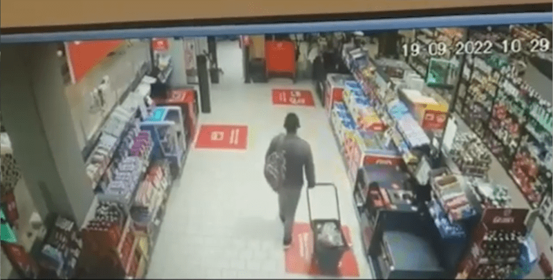 Cum a incercat un barbat sa iasa cu cosul plin din magazin fara a plati, Foto: Captura