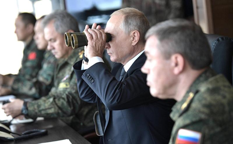 Vladimir Putin alaturi de Serghei Soigu si generalul Valeri Gherasimov, seful Statului Major Rus, Foto: Kremlin Pool / Alamy / Profimedia Images