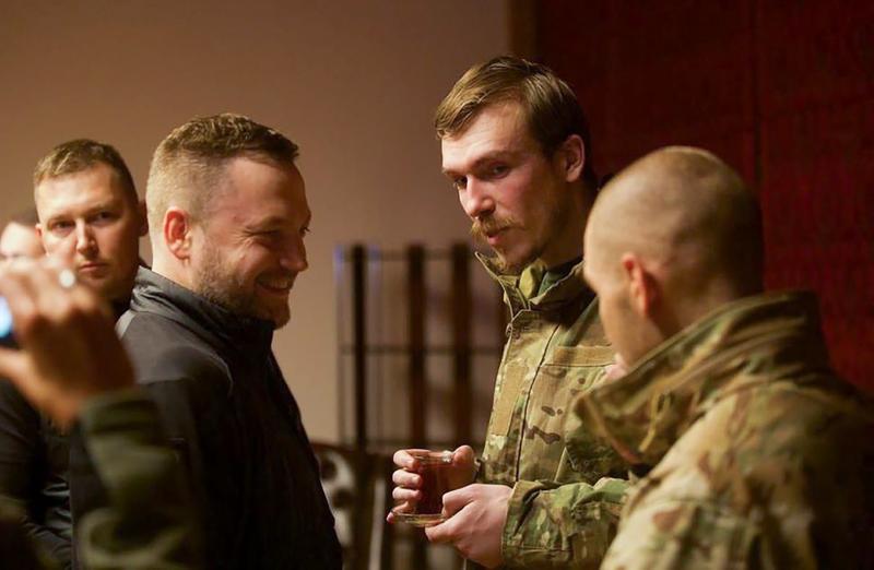 Ministrul ucrainean de interne Denys Monastyrsky (stânga) și comandantul regimentului Azov, Denys Prokopenko (dreapta), Foto: Ukrainian Interior Ministry Press Office / AP / Profimedia