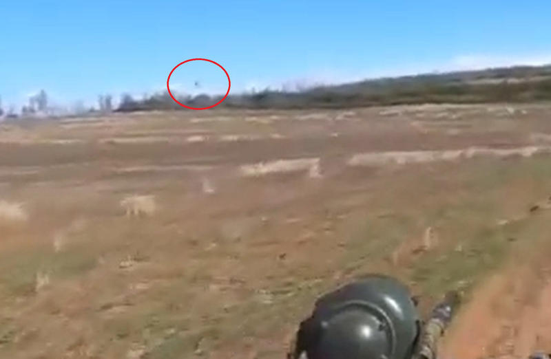 Proiectilul lansat de rusi a trecut razant pe langa blindatul ucrainean, Foto: Captura video