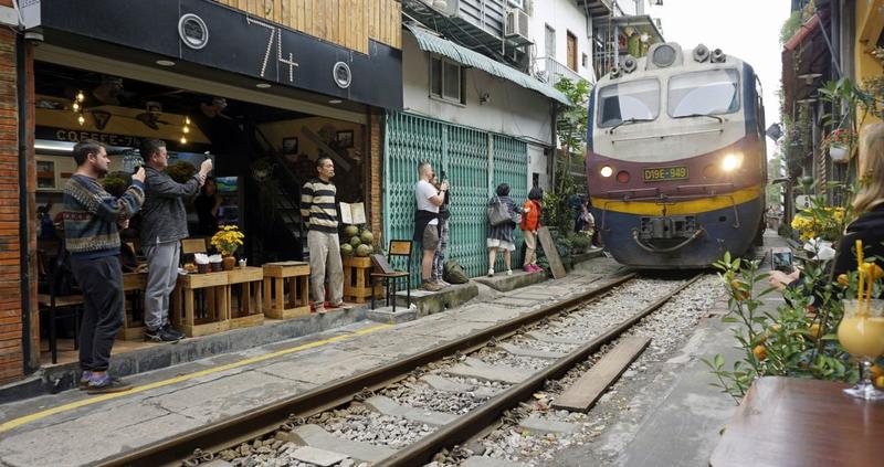 Tren pe o strada faimoasa din Hanoi, Vietnam, Foto: 7chriss3, Dreamstime.com