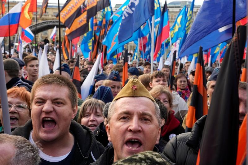 Ruși la o manifestație ținută lângă Kremlin în sprijinul anexării teritoriilor ocupate în Ucraina, Foto: Alexander Zemlianichenko / AP / Profimedia