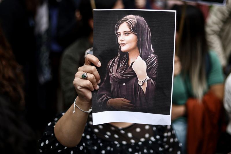 Proteste masive în Iran după moartea unei tinere, Mahsa Amini, arestată de poliția moralității, Foto: Kenzo Tribouillard / AFP / Profimedia Images