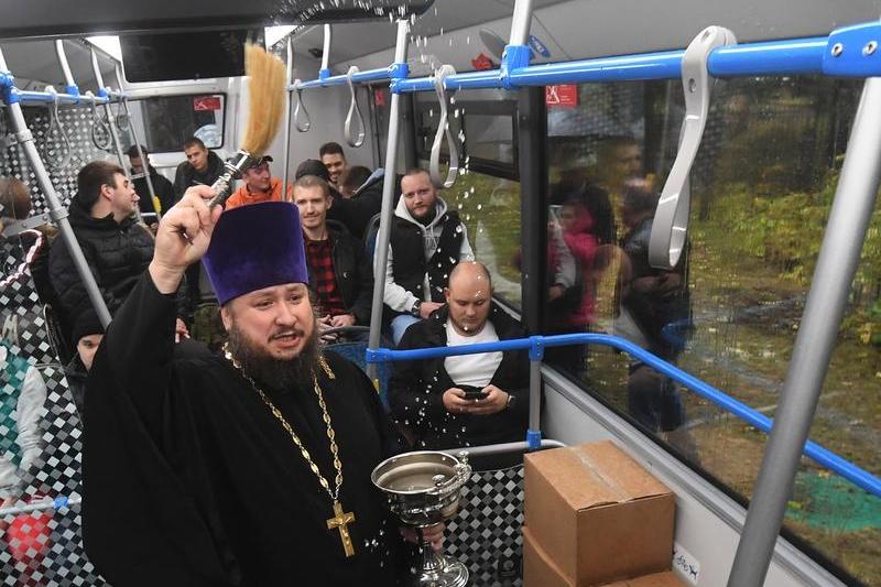 Un preot îi binecuvântează pe bărbații înrolați pentru serviciul militar în timpul mobilizării parțiale, la Moscova, Foto: Alexey Kudenko / Sputnik / Profimedia