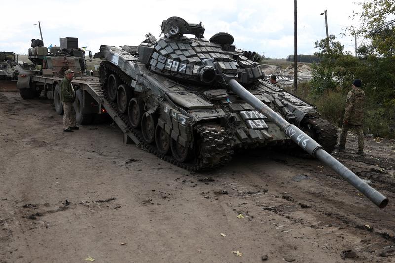 Un tanc rusesc T-72 este încărcat pe un camion de către soldații ucraineni în afara orașului Izium, Foto: Anatolii STEPANOV / AFP / Profimedia