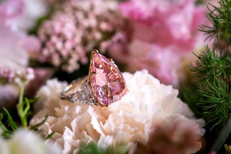 Fortune Pink, cel mai mare diamant roz în formă de pară, Foto: Fabrice COFFRINI / AFP / Profimedia