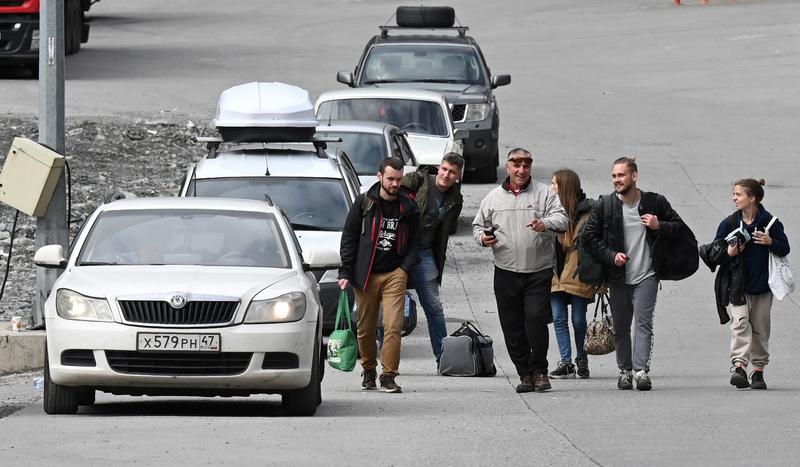 Rusii trec pe jos granita cu Georgia, Foto: Vano Shlamov / AFP / Profimedia