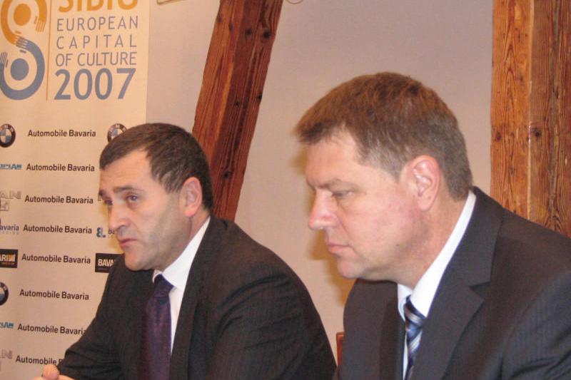 Klaus Iohannis și Michael Schmidt, directorul Automobile Bavaria , Foto: AGERPRES
