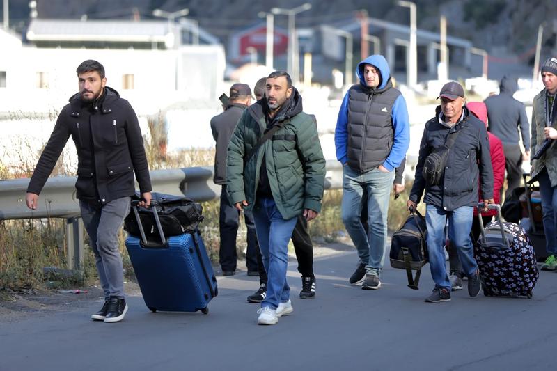 Rușii au trecut pe jos granița dintre țara natală și Georgia de frica mobilizării, Foto: Zurab Tsertsvadze / AP / Profimedia