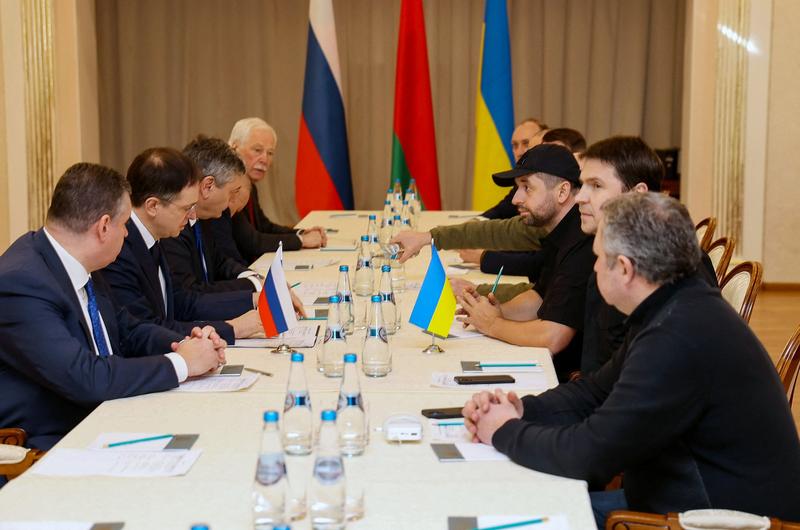 Mihailo Podoliak (al doilea din dreapta-jos) a fost negociatorul sef al Ucrainei la discutiile de pace cu Rusia, Foto: Sergei Kholodilin / AFP / Profimedia Images