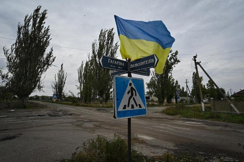 Război în Ucraina: steagul ucrainean flutură pe o stradă din localitatea eliberată Vîsokopillea, din regiunea Herson, Foto: Genya Savilov / AFP / Profimedia Images