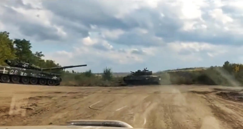 Tancurile T-80 au fost abandonate de militarii rusi desi nu par sa fie avariate in vreun fel, Foto: Captura video