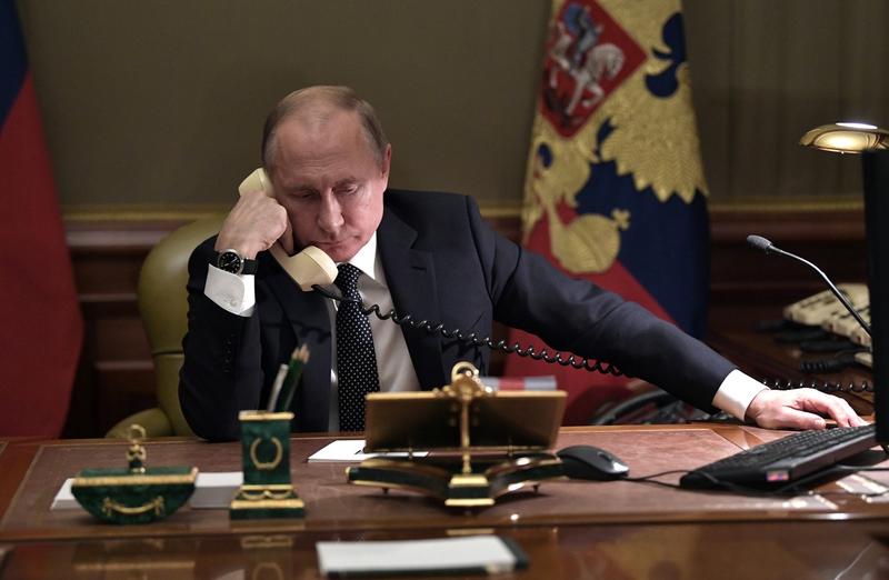 Vladimir Putin, într-o convorbire telefonică, Foto: Aleksey Nikolskyi / Sputnik / Profimedia Images