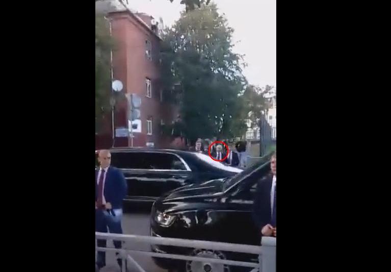 Vladimir Putin a pastrat totusi distanta fata de persoanele aflate pe marginea soselei, Foto: Captura video