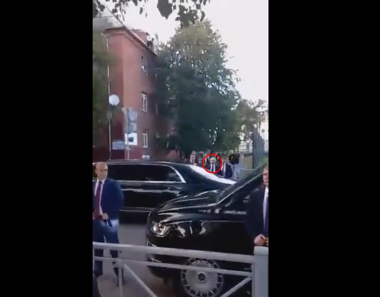 Vladimir Putin a pastrat totusi distanta fata de persoanele aflate pe marginea soselei, Foto: Captura video