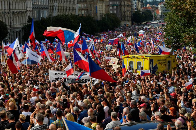 Mii de oameni protestează față de guvern în Praga, Foto: Petr David Josek / AP / Profimedia