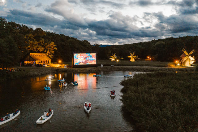 Cinema plutitor pe lacul din Dumbrava Sibiului, Foto: Rares Helici / Astra Film Festival